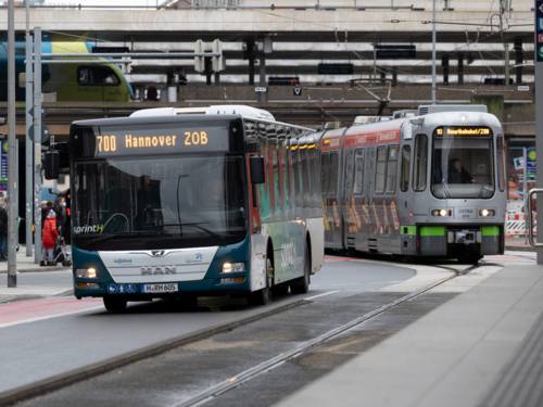 Eine Stadtbahn und ein Bus in der Innenstadt Hannovers